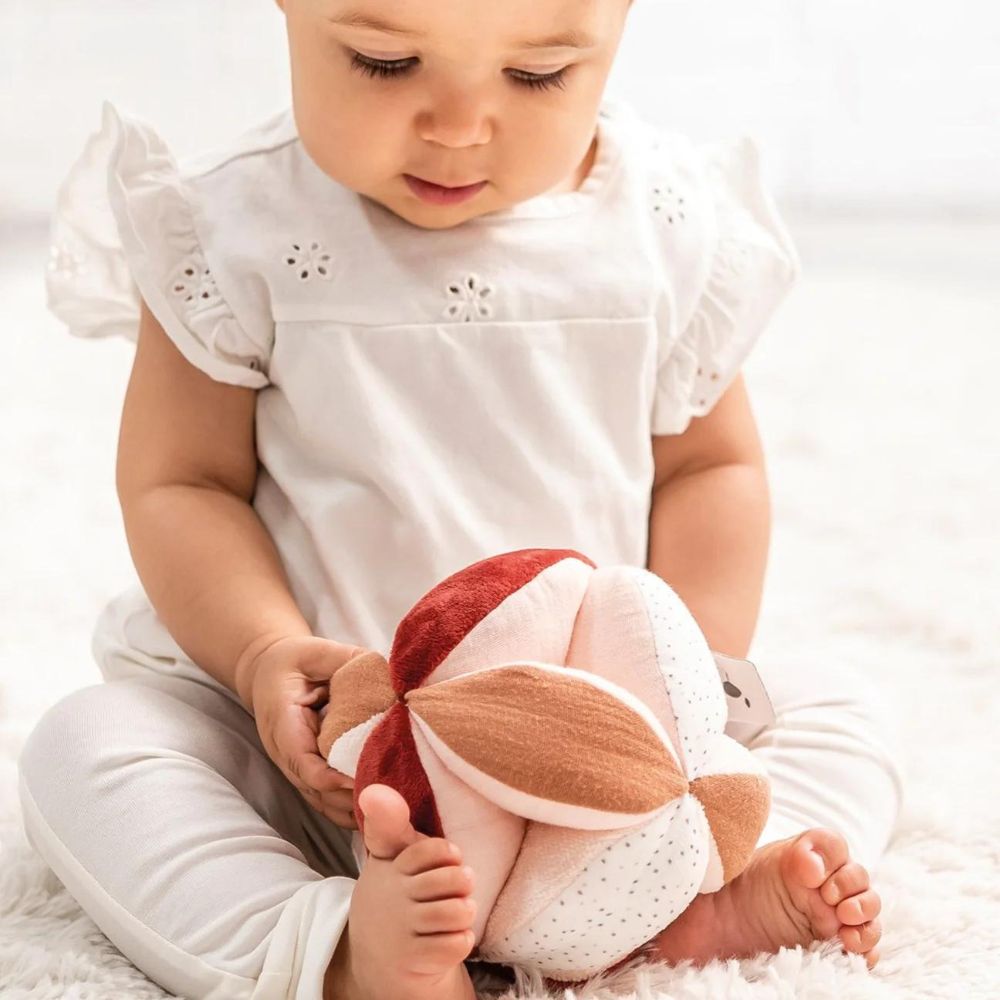 Pelota Montessori y otros juguetes fáciles para bebés 